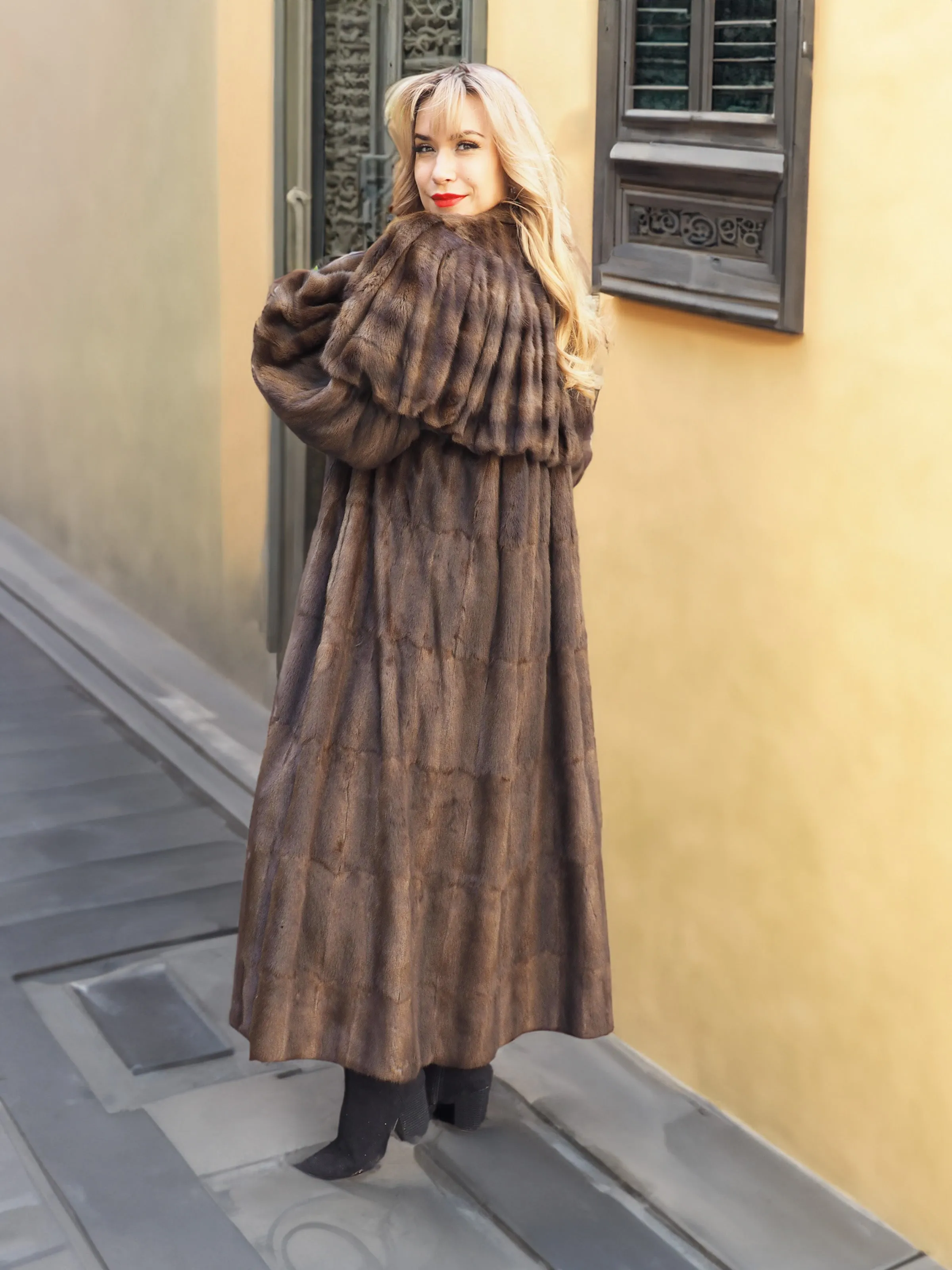 Luxurious Designer Russian Squirrel Fur Coat Coats By Giuliana Teso M/L 50" Long